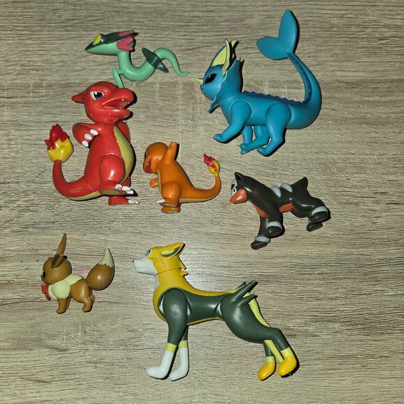 Pokemon lot of 7 figures: charmaleon, houndour, dreepy,vaporeon, boltund...